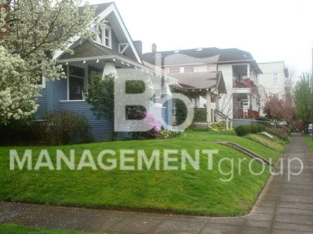 Building Photo - Charming Sellwood Home Offers Lots of Character & Charm!