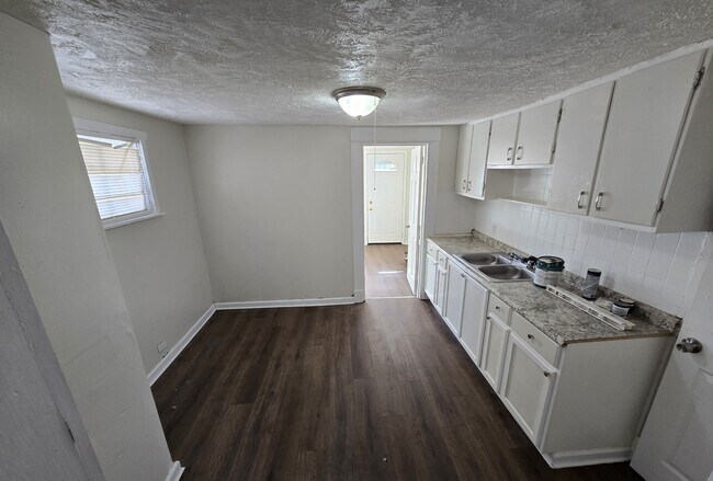 Building Photo - 10312 Nelson Ave