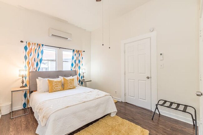 Master Bedroom_Queen size bed - 118 Glorietta