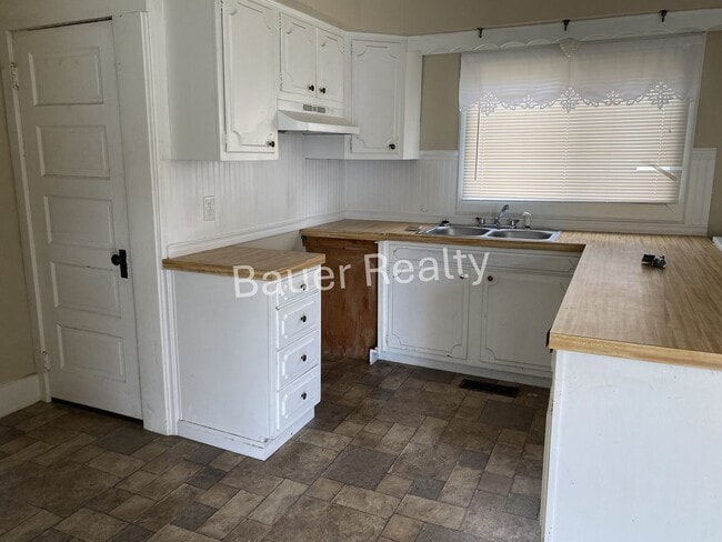 Building Photo - Three Bedrooms, One and a Half Baths