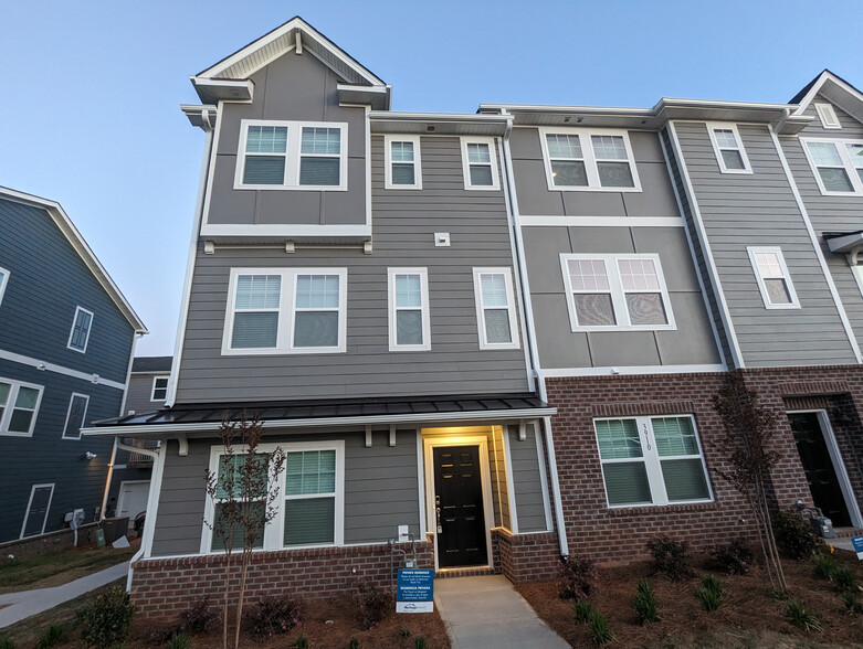 Building Photo - Room in Townhome on Memorial Pkwy