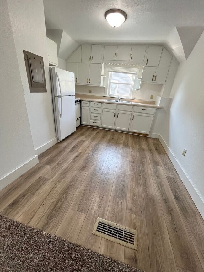 Building Photo - Newly Updated 2nd Floor 2 Bed/1 Bath Duplex Apartment