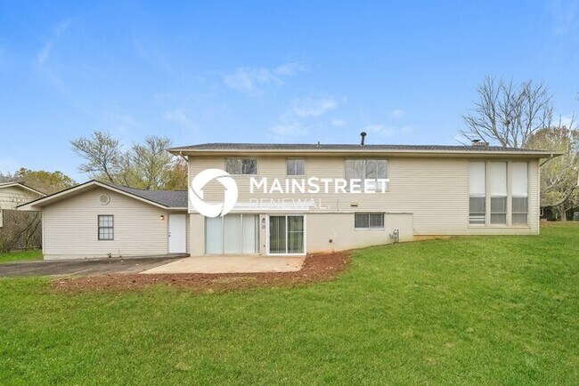 Building Photo - 4 Bedroom Pet-Friendly Home in KNOXVILLE, TN with Main Street Renewal