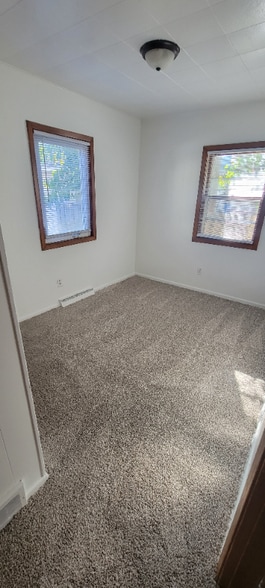 Building Photo - 867 W 5th St