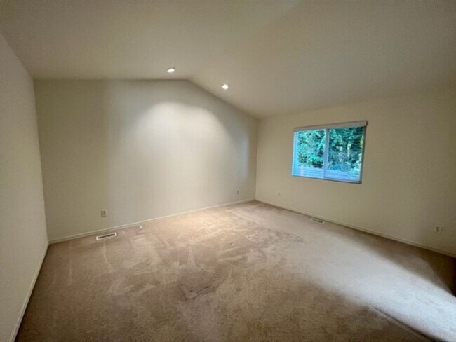 Building Photo - 3 bdrm 2.5 bth house