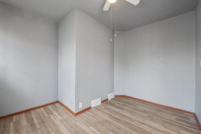 Building Photo - 1218 W Locust St