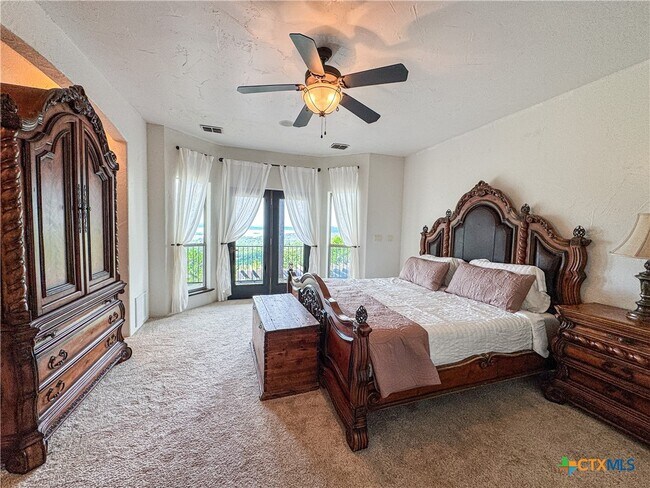 Building Photo - 2000 Village Oak