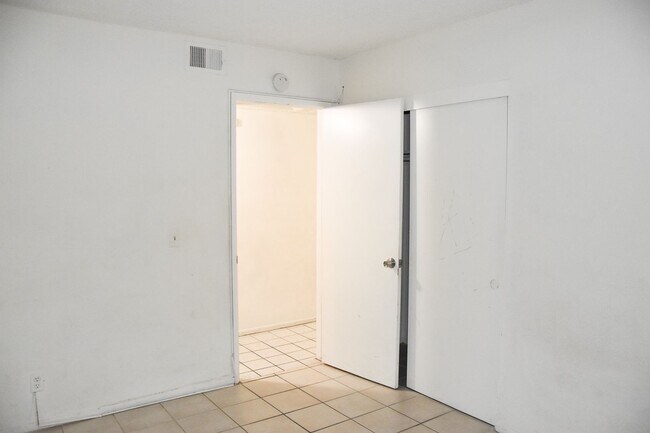 Building Photo - Cypress (125-127) South