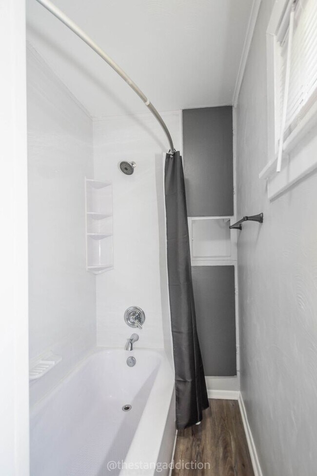 Building Photo - Beautiful 2 Bedroom home in Whitaker available February 1!