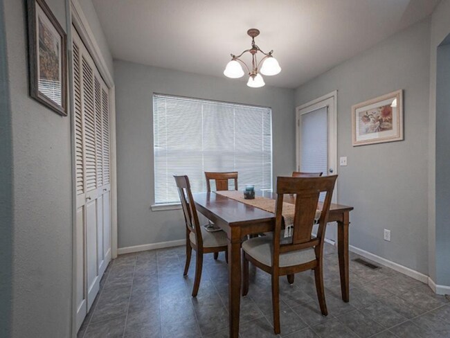Building Photo - 3 bedroom 3 bath in Shawnee Heights