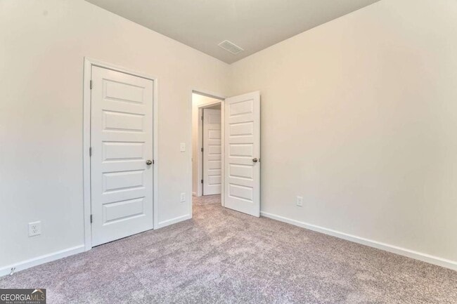 Building Photo - 8 Majestic Oaks Way NE