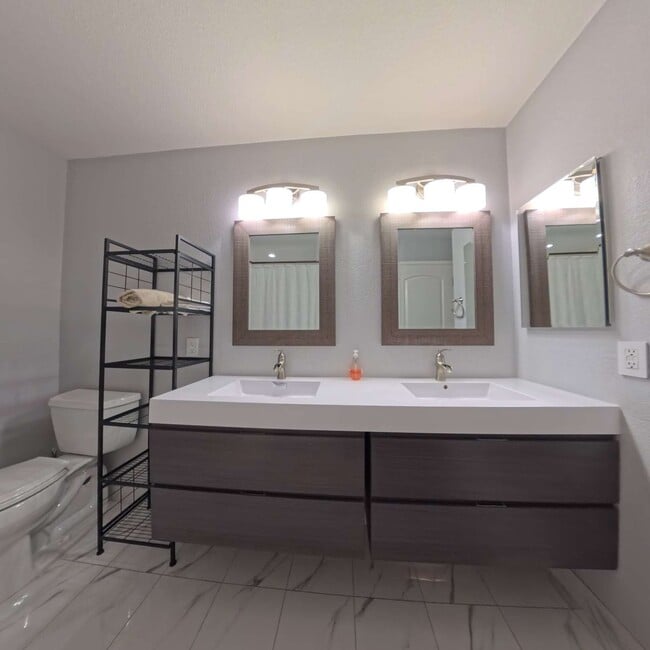 Building Photo - Highly Remodeled | 2nd Floor | Vaulted Ceilings