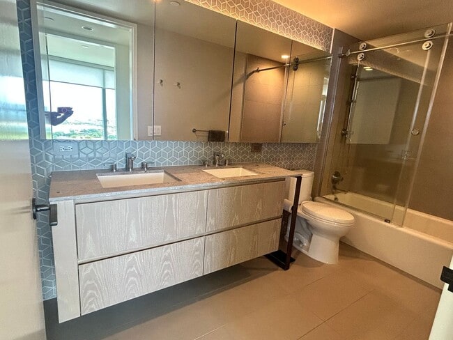 Building Photo - Upscale living With a View!