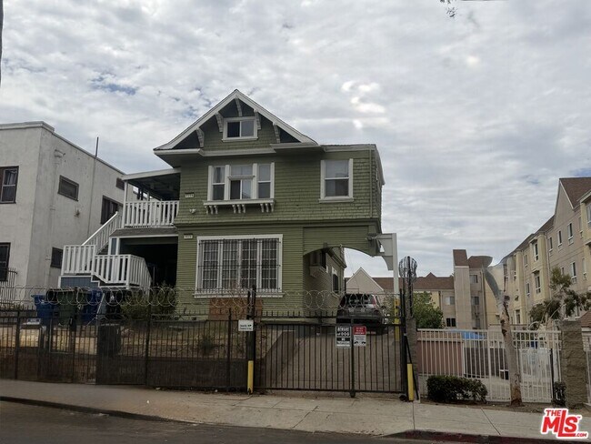 Building Photo - 915 S Grand View St