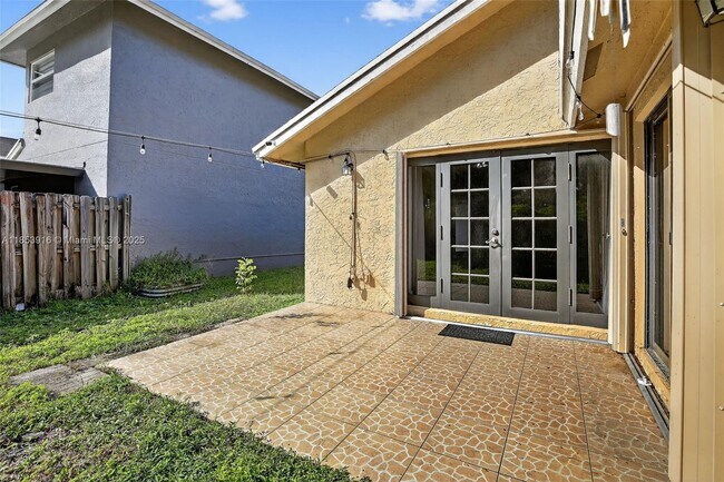 Building Photo - 581 Lakeside Cir
