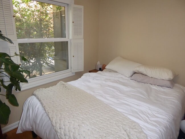 Building Photo - PENDING WITH ACCEPTED APPLICATION - TWO BE...