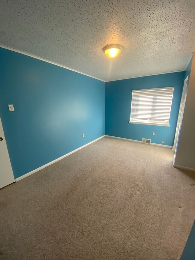 Building Photo - 4 Bedroom/ 2 Bathroom House in Dormont Available 7/1/2026