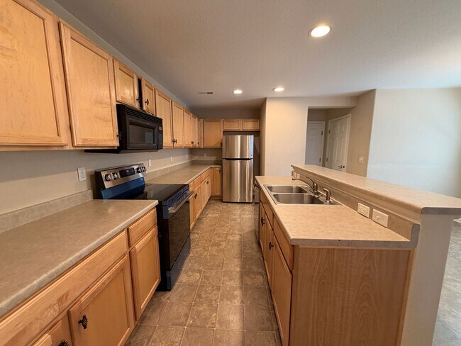 Building Photo - Bright Open-Concept Condo with 1-Car Garage in Prime Commuter Location