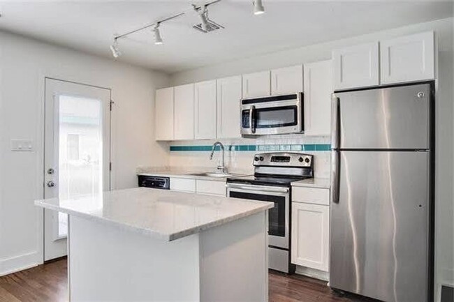 Building Photo - 1BD/1BA Condo on St Charles Ave with Gated...