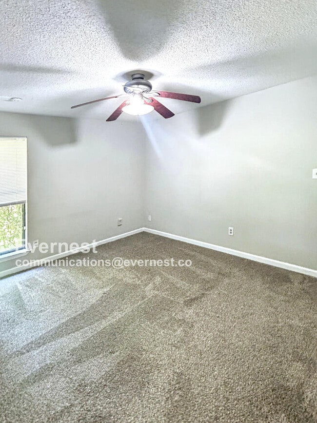Building Photo - 105 Meadowlark Pl