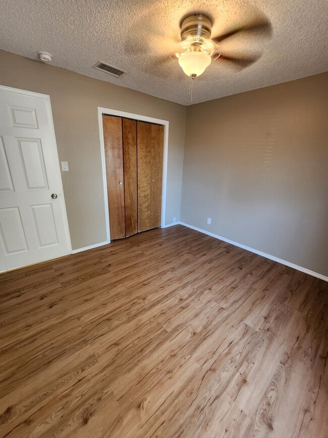 Building Photo - 2 bed 2 bath, 2 car garage