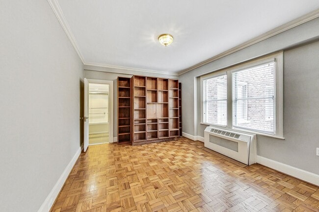 Building Photo - Elegant 2 Bedroom/ 2 Bath Unit in Westchester Cooperative!