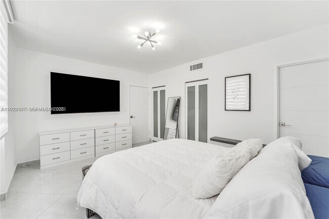 Building Photo - 999 Brickell Bay Dr