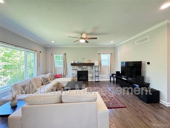 Building Photo - 6149 Woodridge Ln