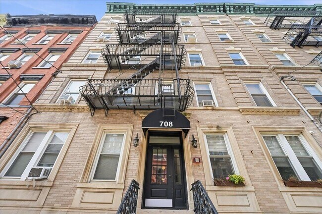 Building Photo - 708 Willow Ave