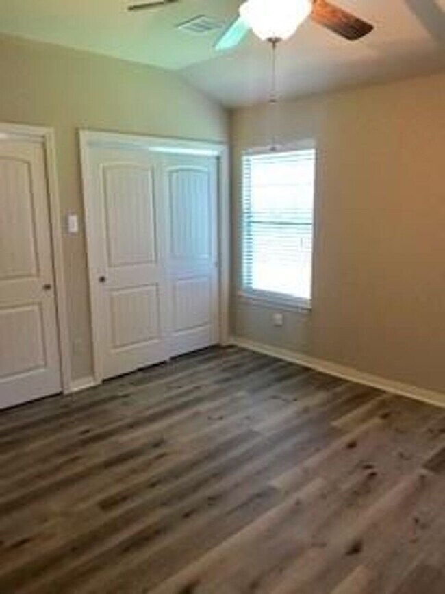 Building Photo - Cottages at Lake Creek / Freestanding One ...