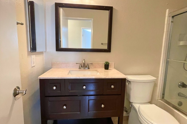 Building Photo - 4 Bed/2 Bath | Plus Office/Den | Single St...