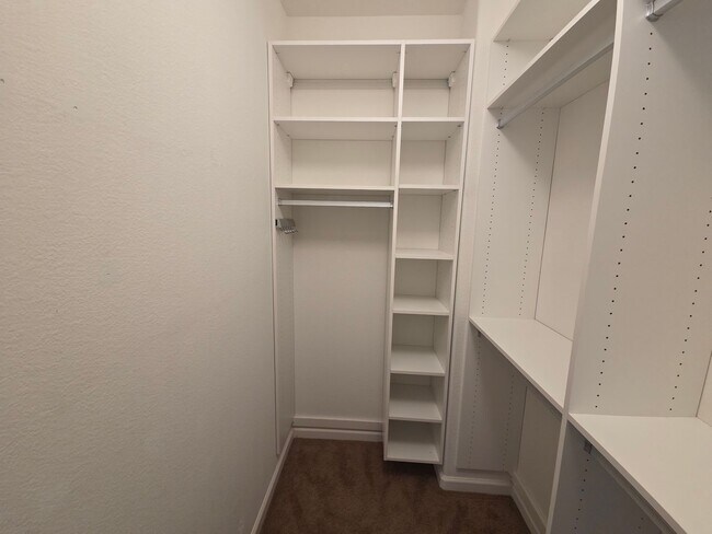 Building Photo - Gorgous 3 Bedroom 2/5 Bath home in HOA