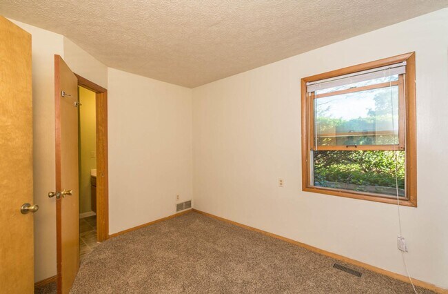 Building Photo - 521 E Smith Ave