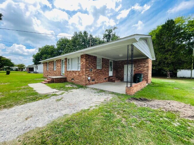 Building Photo - ADORABLE BRICK RANCH IN LAGRANGE *3 BR, 1 BA* NEWLY RENOVATED