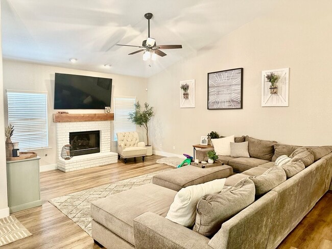 Building Photo - Updated North Fresno 3/2