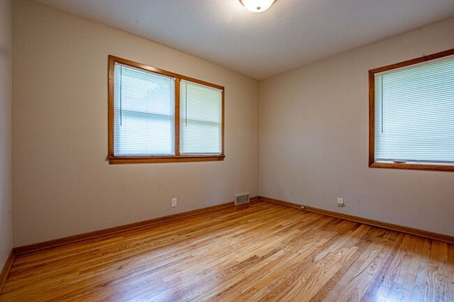 Building Photo - 2 Bedroom / 1 Bath Duplex with Washer/Dryer