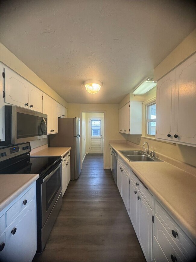 Building Photo - 3-Bedroom, 1-Bath Home In The Cal Young Ar...