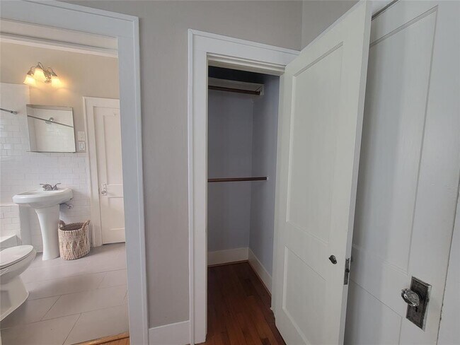 Building Photo - 2406 Huldy St