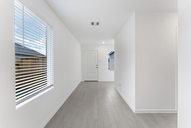 Building Photo - 706 Umbrella Tree Dr
