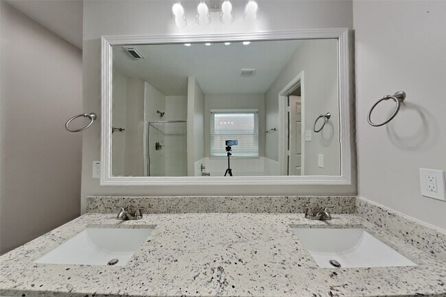 Building Photo - 2815 Fox Mountain Dr