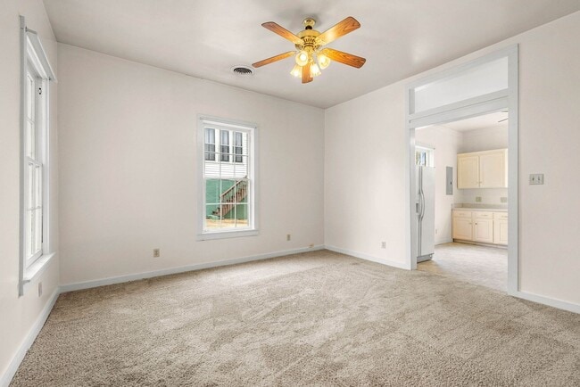 Building Photo - Cozy 2 Bedroom Downtown Home Available!