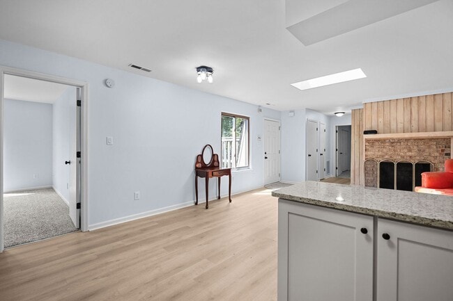 Building Photo - Fully Renovated Condo for Rent in Virginia...