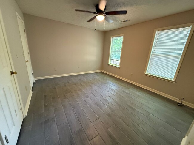 Building Photo - 3 Bedrooms, 2 Bathrooms - Home in West Rome!