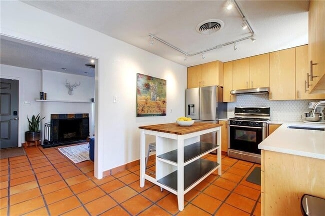 Building Photo - 3709 Vineland Dr