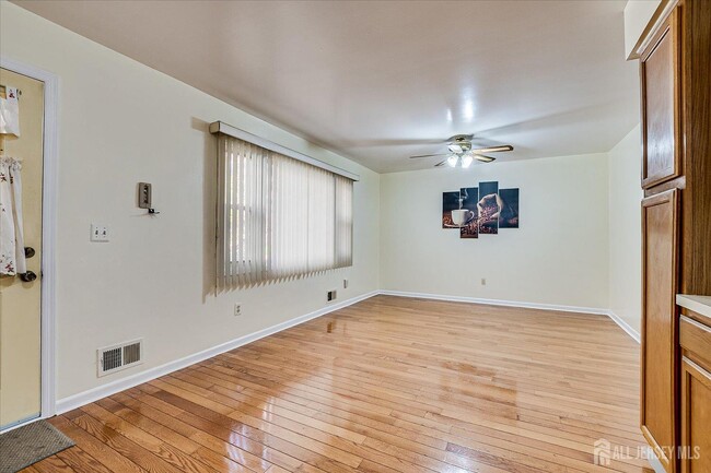 Building Photo - 536 Elsie Ave