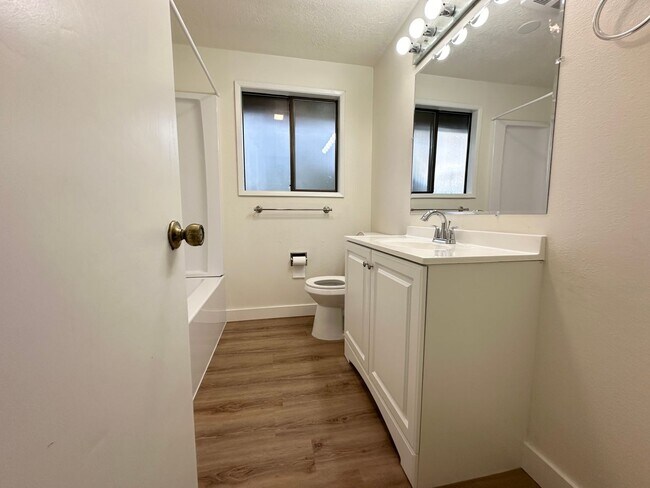 Building Photo - 2 Bedroom Duplex Off Oleson Road!