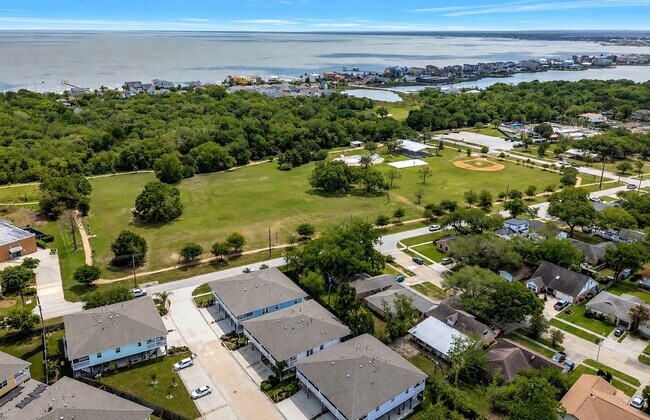 Building Photo - 1705 Bayway Dr