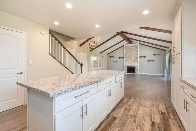 Building Photo - **Remodeled** spacious 5 bedroom home!!!