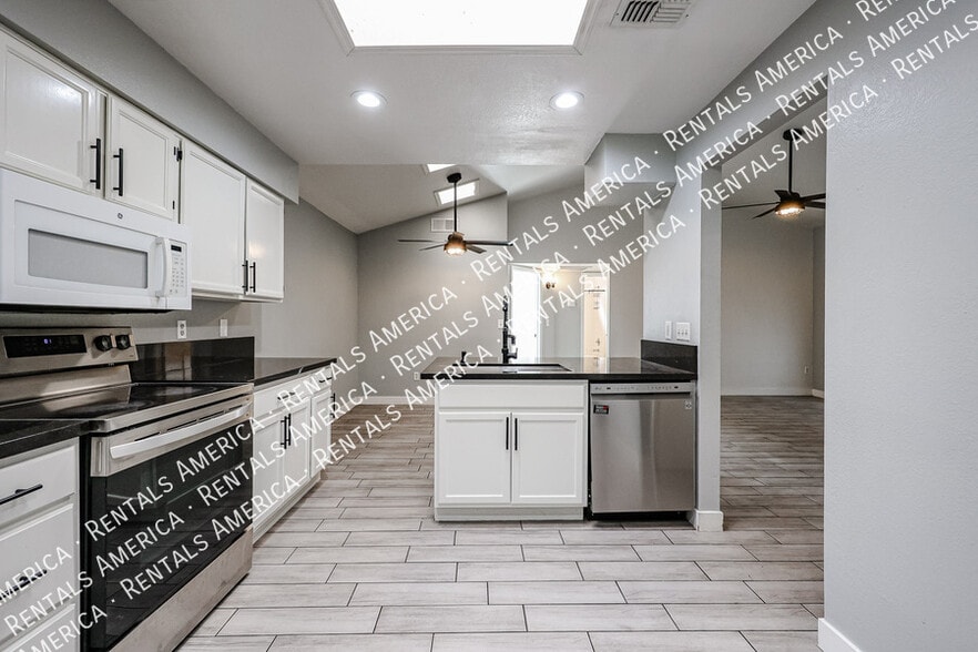 Building Photo - 1631 E Javelina Cir