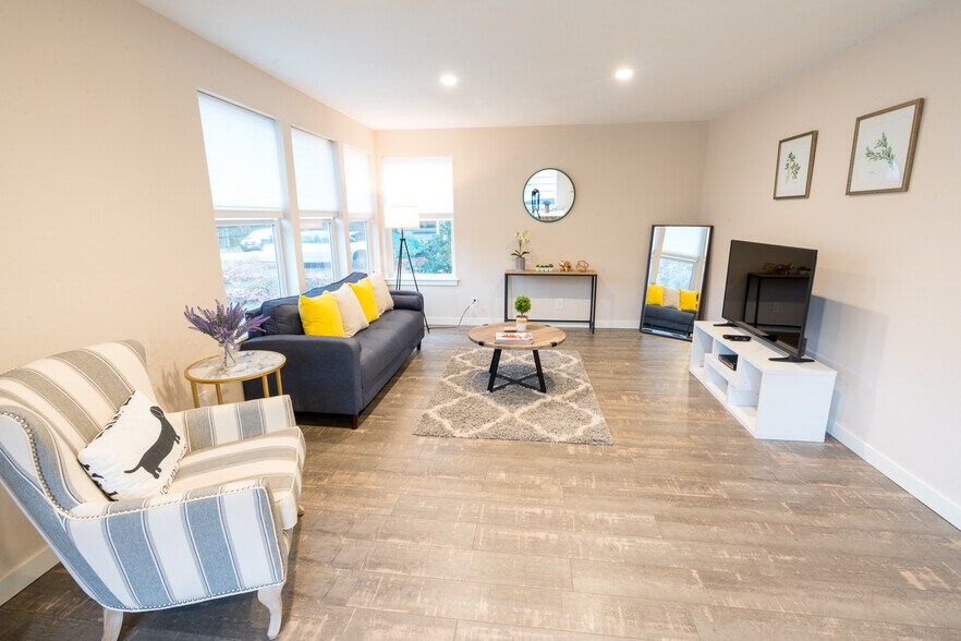 Building Photo - 8985 SW Center St